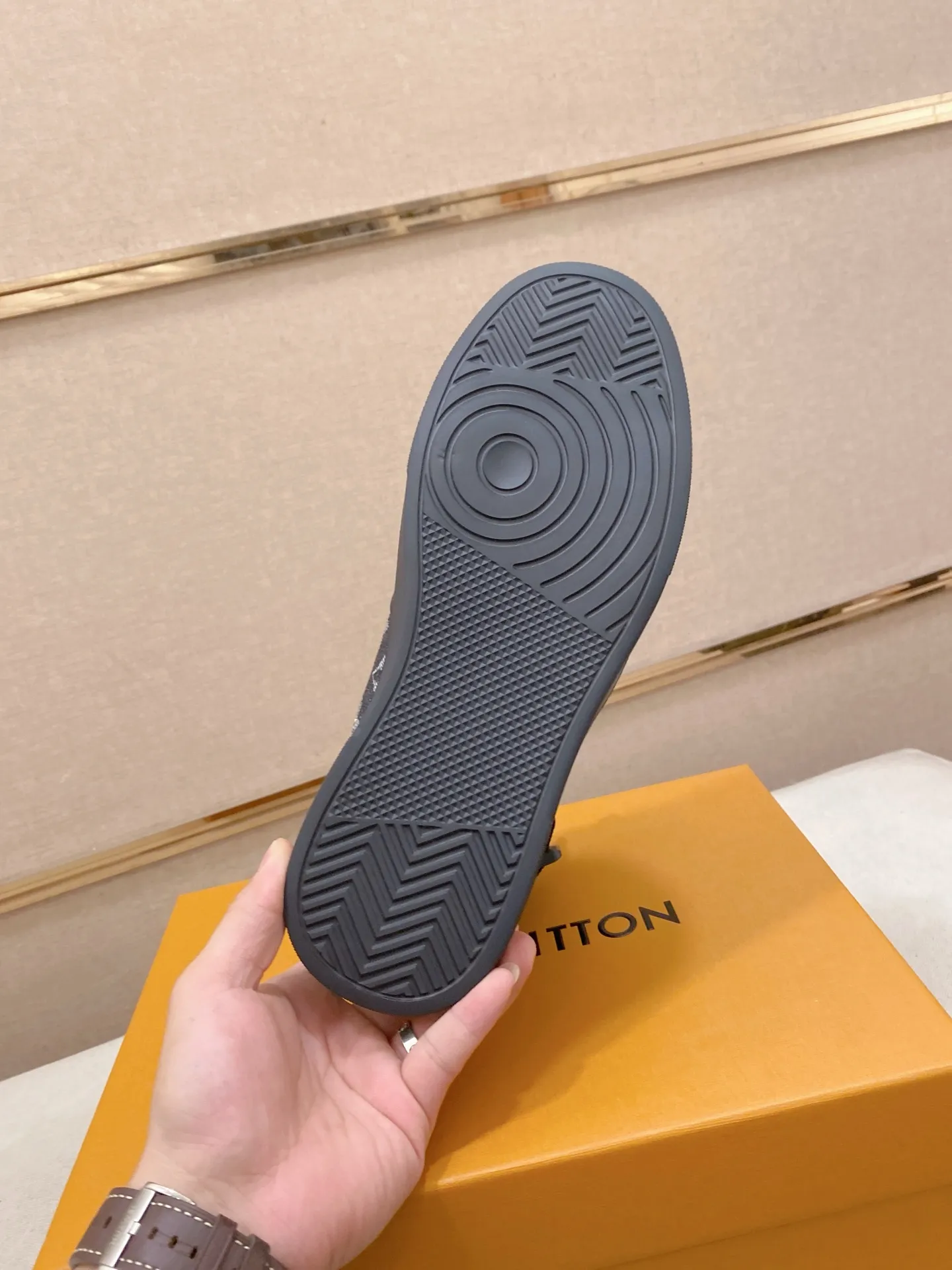 Men's shoes 420💰louis vuitton (Louis Vuitton/lv)🔍🔍The new counters are on sale at the same time. The uppers are imported from Italy. ⃣️Re-engraved🇮🇹💪💪, ⚠Sole: The original sole is specially provided by the original factory, the exclusive movable molded sole is super comfortable, ⚠Original and single goods 🔍high quality, you can enter and leave the counter at will, welcome to compare⚠. Code number: 38-44 (45/customized, non-refundable)
